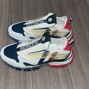 Still in good shape comes with the shoe laces as well going for the low.